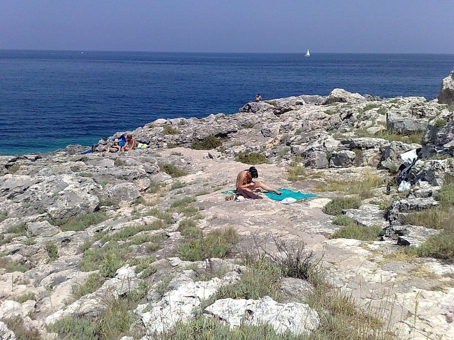 Accès rocheux à la mer 2 km